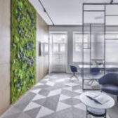 Samanų siena moderniame biure